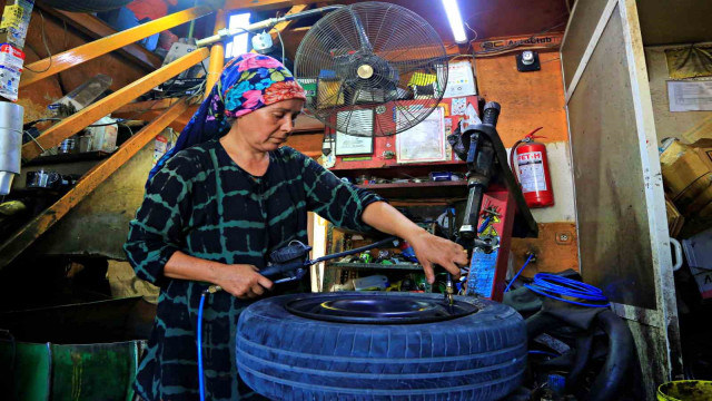 Ustası kocası: 25 yıldır lastik tamirciliği yapan kadın, sürücüleri şaşırtıyor