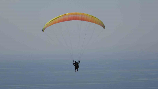 Van Gölü sahilinde yamaç paraşütü yarışması nefes kesti