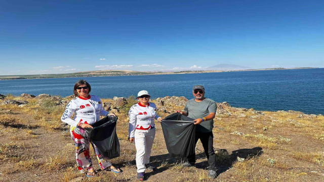 Vangölü Aktivistleri Derneği üyeleri Tatvan sahilinde çöp topladı