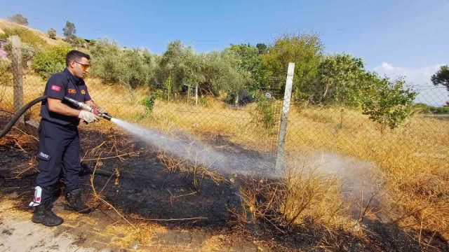 Yangın, itfaiyenin hızlı müdahalesiyle bahçeye sıçramadan söndürüldü