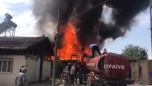 Yangında ahşap ev alev topuna döndü: Vatandaşlar söndürmek için seferber oldu