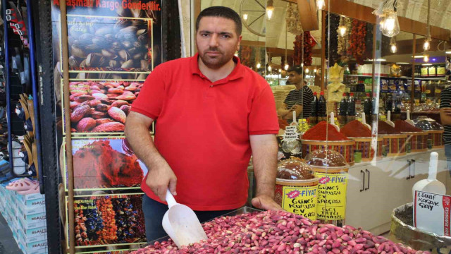 Yeni sezon mahsulü ’ben fıstıklar’ tezgahlardaki yerini aldı