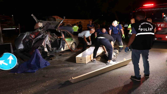 Yön tabelasına çarparak hurdaya dönen otomobilin sürücüsü öldü