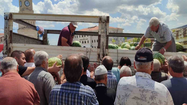 Yozgat’ta 17 ton karpuzu hayır için dağıttı