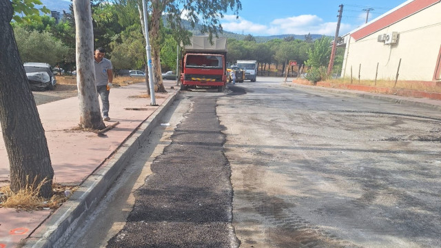 Yunusemre’den küçük sanayi sitesinde asfalt yama çalışması