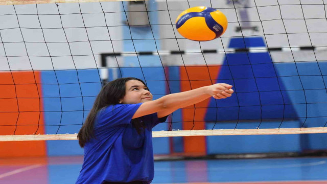 Yunusemreli voleybolcu Nisa’dan spor ve eğitimde örnek başarı