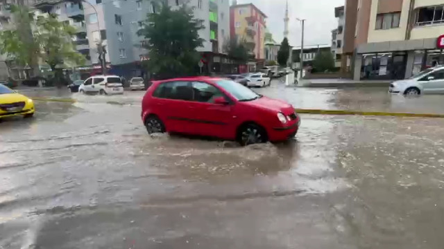 Aniden bastıran kuvvetli yağış Eskişehir’de hayatı olumsuz etkiledi