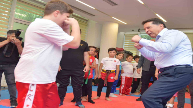 Esenyurt Belediye Başkanı Ahmet Özer’den belediyenin spor tesislerine ziyaret