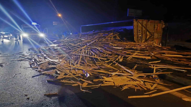 Karadeniz Ereğli’de odun yüklü kamyon devrildi:1 yaralı