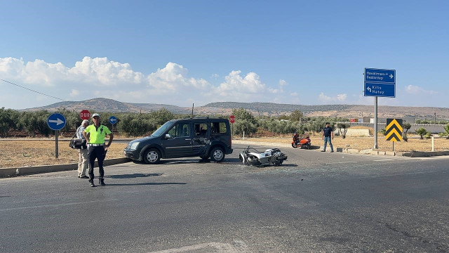 Kilis’te motosiklet ile hafif ticari araç çarpıştı: 1’i ağır 2 yaralı