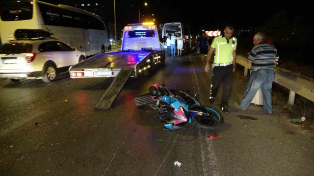 Önlem almadan duran tur minibüsü trafik kazasına neden oldu: 2 yaralı