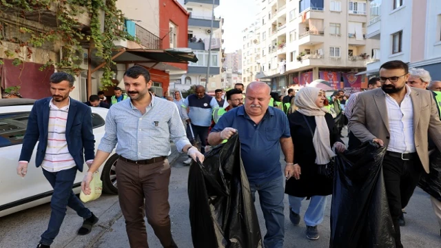 AKDENİZ EL ELE TEMİZLENİYOR