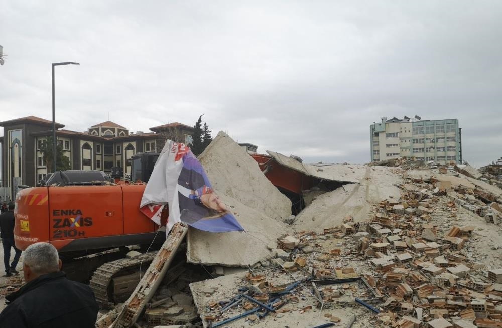 TEK DOKUNUŞTA ÇÖKTÜ