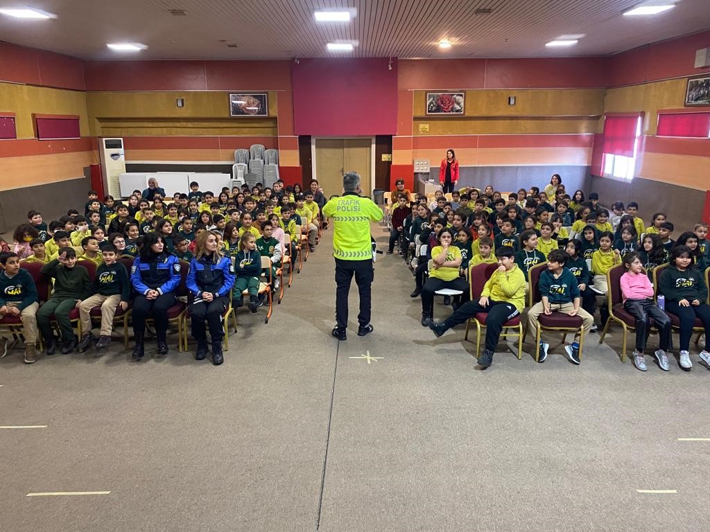 Mersin polisinden öğrencilere trafik eğitimi