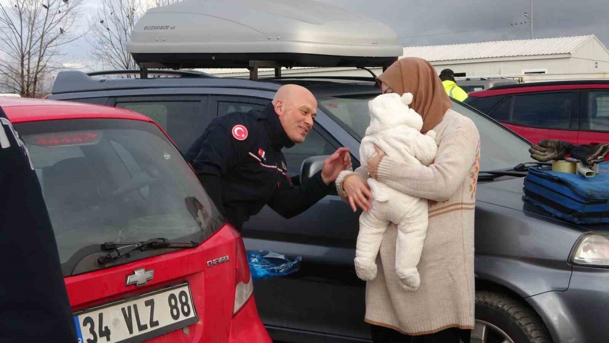 10 aylık bebek araçta mahsur kaldı