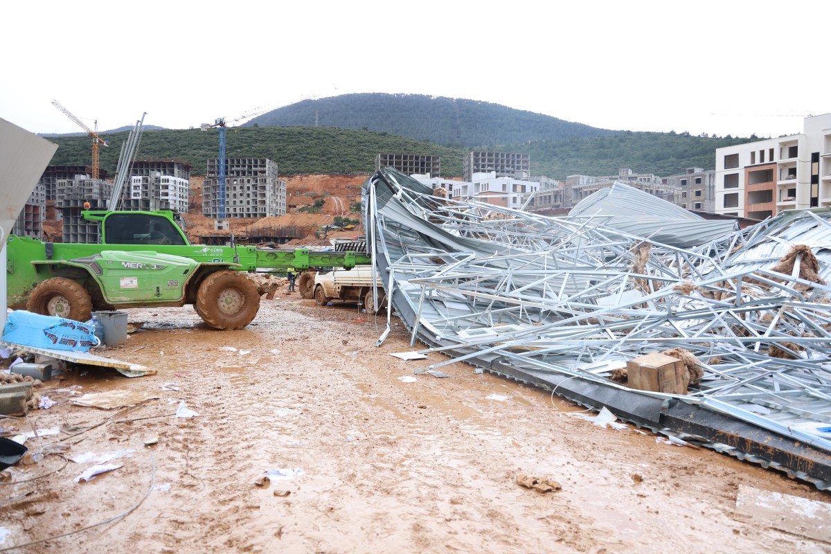 Fırtına şantiye çatılarını uçurdu: 2 kişi yaralandı, 2 araç zarar gördü