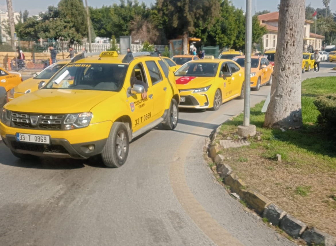 MERSİN’DEKİ TAKSİCİLERDEN KORNALI PROTESTO