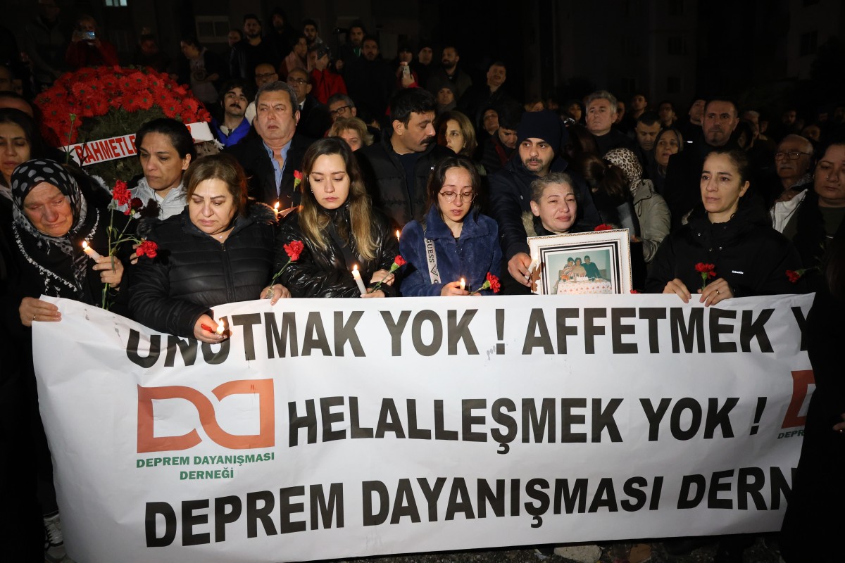 Adana’da depremin yıl dönümünde gözyaşları sel oldu