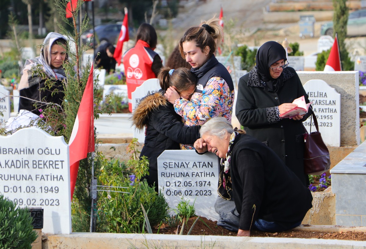 Kimi mezara oyuncak bıraktı, kimisi gözyaşı döktü...