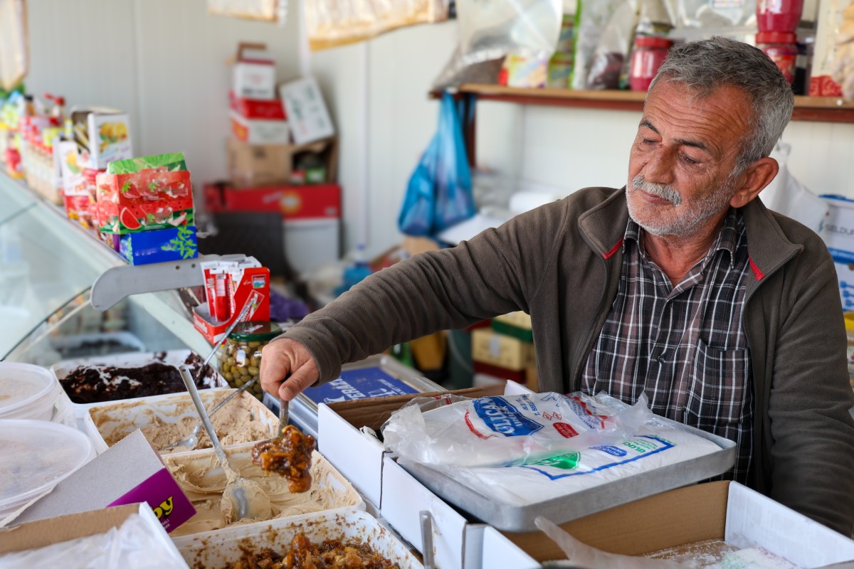 Konteynır kentteki esnaflar devletin verdiği imkanlarla hem barınma hem de ticaretlerini sürdürüyor