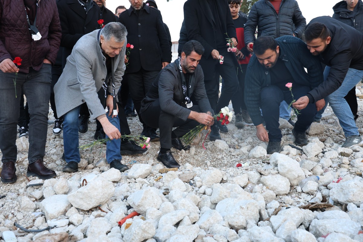 Enkaza karanfil bıraktı