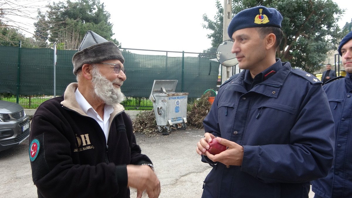 "Elmacı Dede" askerlere elma getirdi