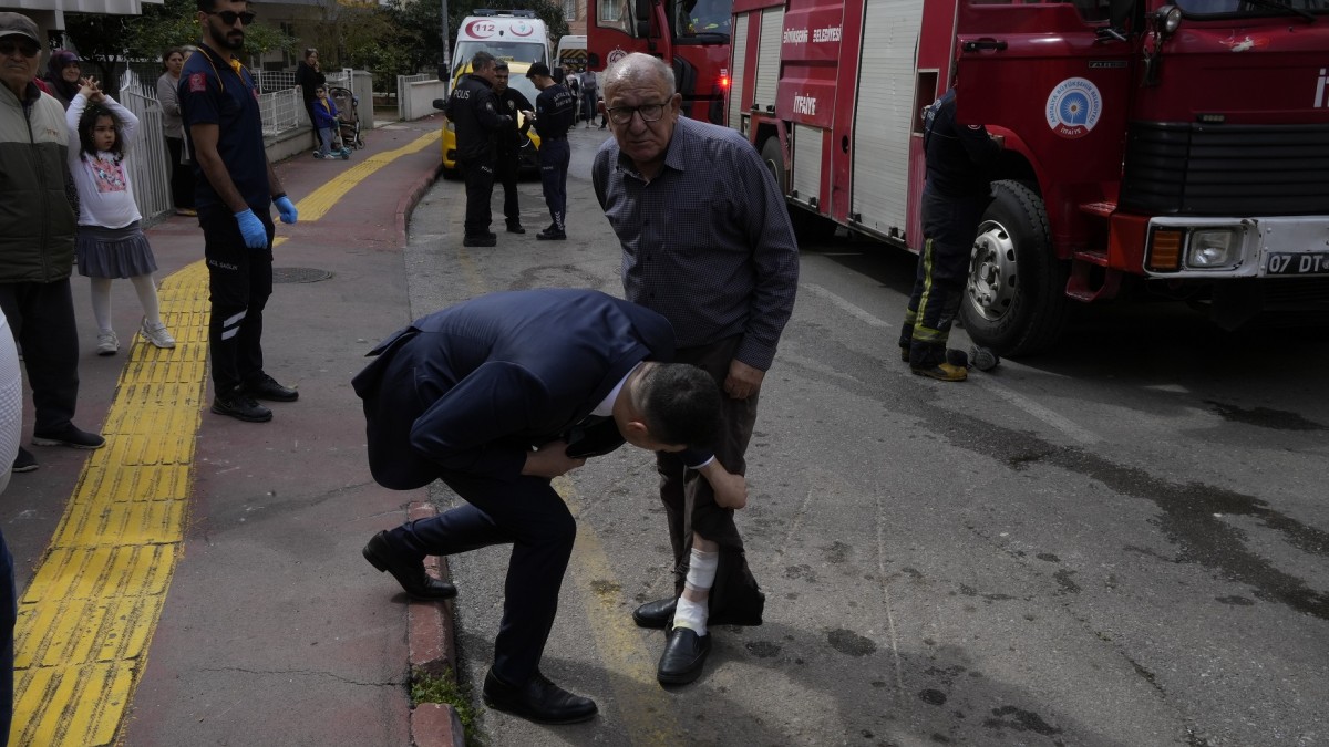 Evleri yanan yaşlı çift birbirinde teselli buldu