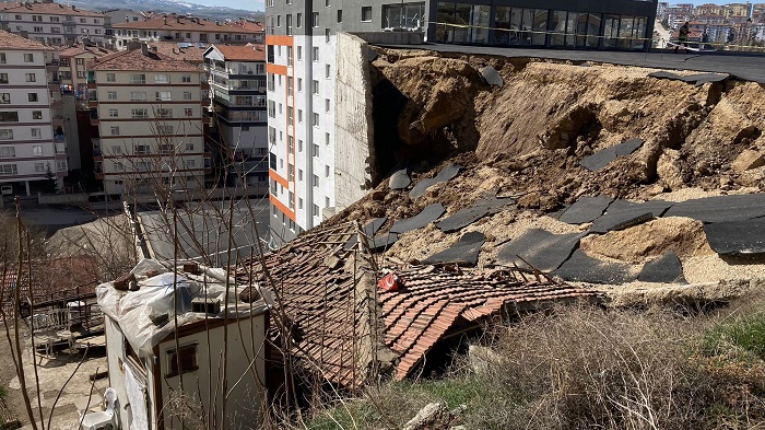  İstinat duvarı gecekondunun üzerine çöktü