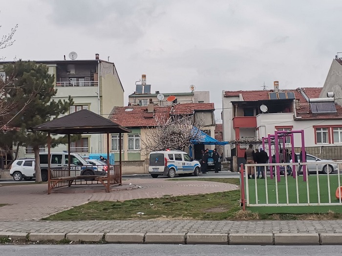  Kayseri'nin Melikgazi ilçesinde 3. kattan düşen 18 yaşındaki genç ağır yaralandı.