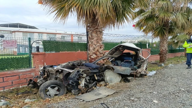 Hurdaya dönen otomobilin sürücüsü hafif yaralandı