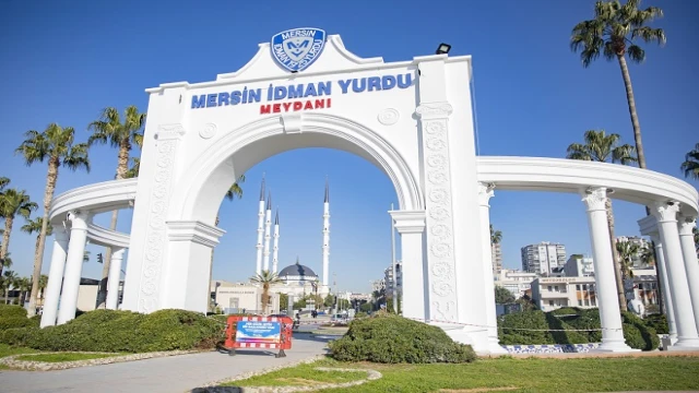 Mersin'de taraftar meydanları yenileniyor