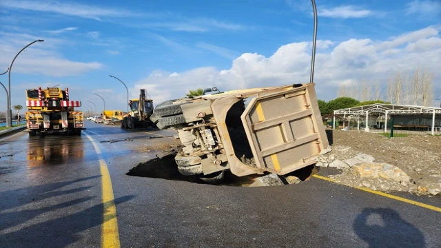 Yol yarıldı, hafriyat kamyonu içine düştü