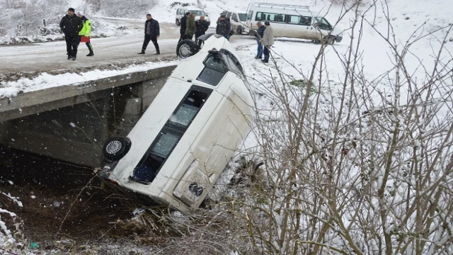 Cenazeye gidenleri taşıyan minibüs kaza yaptı