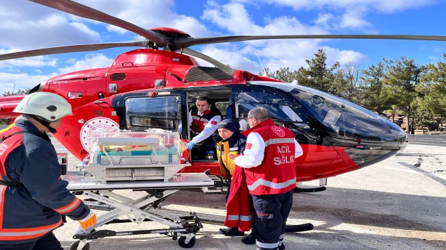  'İkiz bebekler' helikopter ambulansla nakledildi