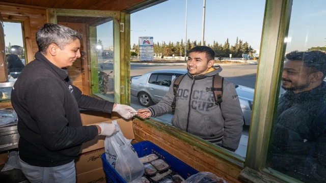 Mersin Büyükşehir Belediyesinin üniversitelilere desteği sürüyor