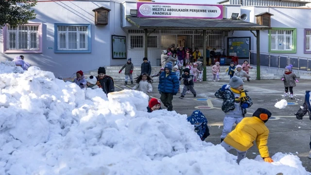 MEZİTLİ’DE ÇOCUKLAR  İÇİN  KAR SÜRPRİZİ