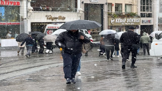 Taksim'de kar yağışı etkisini göstermeye başladı