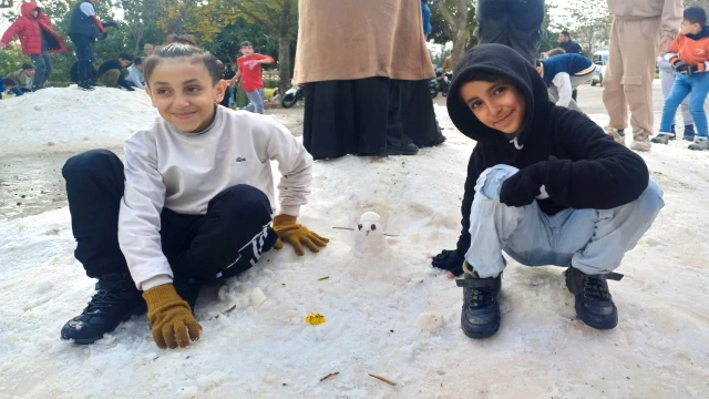  Adana'da çocukların kar sevinci: "İlk defa kar gördük"