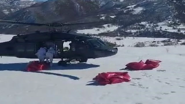 Askeri helikopter çiftçi için kalktı, karlı bölgeye yem indirdi