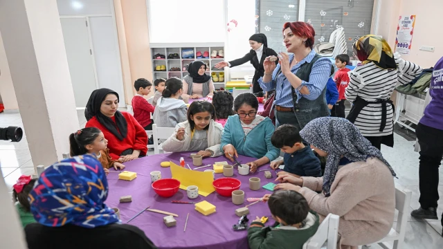  Mersin'de anne ve çocuklar seramikle buluştu