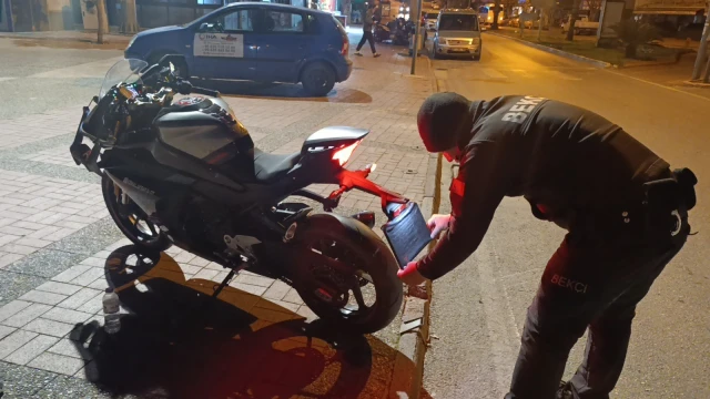  Motosikletin plakasını bereyle kapatan sürücü kaza yapınca ceza yedi